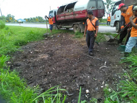 Gotong-royong di Kawasan Lori Terbalik
