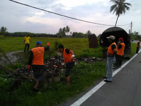 Gotong-royong di Kawasan Lori Terbalik