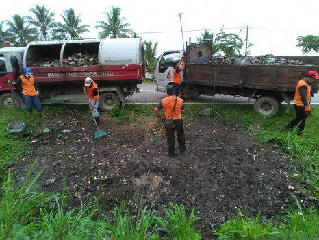 Gotong-royong di Kawasan Lori Terbalik