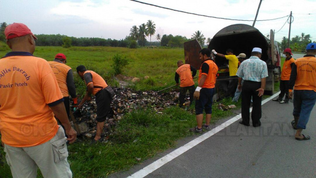 Gotong-royong di Kawasan Lori Terbalik