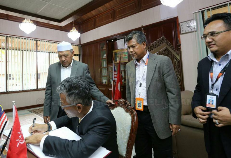YAB Ustaz Dato' Bentara Kanan Menteri Besar Kelantan menerima kunjungan hormat Pengurus Besar Telekom Malaysia Kelantan, En. Azman Yusof di Pejabat Menteri Besar Kelantan. 3.jpg