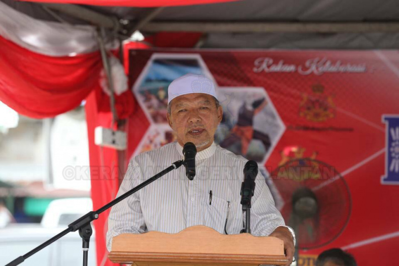 YAB Ustaz Dato' Bentara Kanan Menteri Besar Kelantan ketika hadir merasmikan Laman Mural Kawasan Bebas Cukai Pengkalan Kubur. Laman berkenaan diadakan bagi mencantikkan lagi kawasan persekitaran di samping menarik orang ramai ke kawasan tersebut. Turut bersama YB Dato' Mejar (B ) Mohd Anizam Ab Rahman, Exco Kerajaan Negeri, Dato' Tengku Kaya Perkasa Pengarah UPEN dan Ketua Jajahan Tumpat. 1.jpg