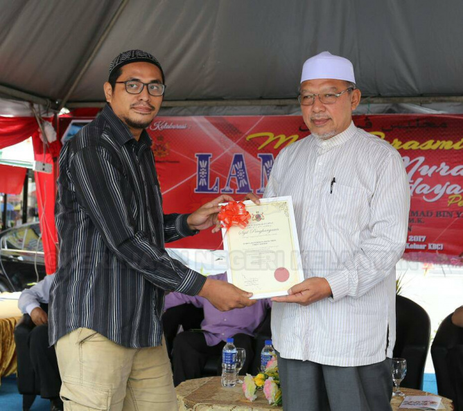YAB Ustaz Dato' Bentara Kanan Menteri Besar Kelantan ketika hadir merasmikan Laman Mural Kawasan Bebas Cukai Pengkalan Kubur. Laman berkenaan diadakan bagi mencantikkan lagi kawasan persekitaran di samping menarik orang ramai ke kawasan tersebut. Turut bersama YB Dato' Mejar (B ) Mohd Anizam Ab Rahman, Exco Kerajaan Negeri, Dato' Tengku Kaya Perkasa Pengarah UPEN dan Ketua Jajahan Tumpat. 5.jpg