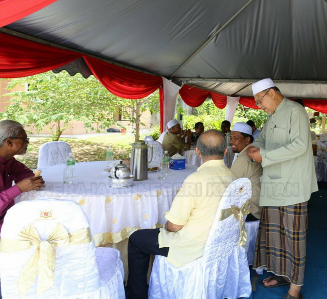YAB Ustaz Dato' Bentara Kanan Menteri Besar Kelantan kelihatan sibuk menyambut tetamu yang datang berhari raya di kediaman beliau bermula tengahari. Kelihatan Ahli-Ahli Majlis Mesyuarat Kerajaan Negeri dan penduduk sekitar hadir memeriahkan suasana jamuan hari raya di kediaman beliau. 12.jpg