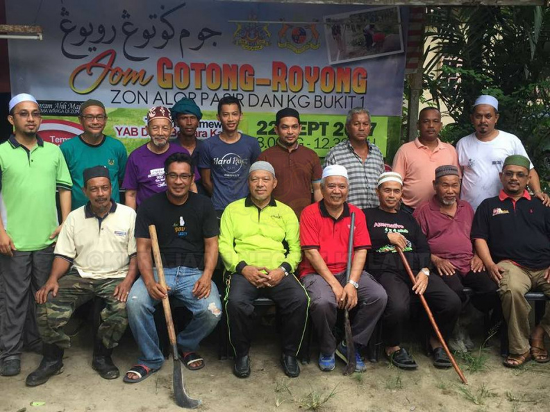 YAB Ustaz Dato' Bentara Kanan Menteri Besar Kelantan ketika turut sama bergotong-royong bersama penduduk kampung beliau membersih jalan di sekitar zon Kg Alor Pasir dan Kg Bukit. 2.jpg