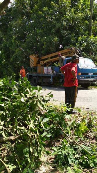 YAB Ustaz Dato' Bentara Kanan Menteri Besar Kelantan ketika turut sama bergotong-royong bersama penduduk kampung beliau membersih jalan di sekitar zon Kg Alor Pasir dan Kg Bukit. 4.jpg