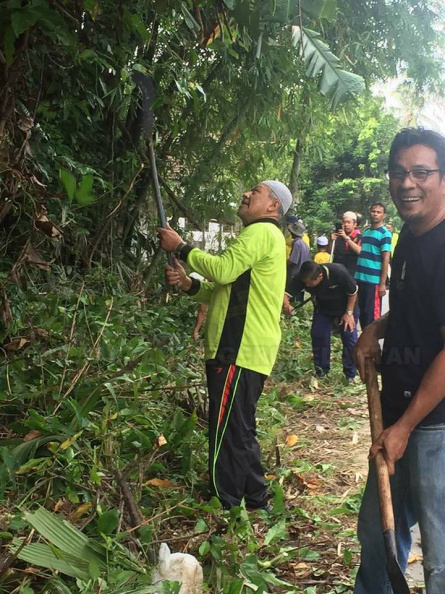 YAB Ustaz Dato' Bentara Kanan Menteri Besar Kelantan ketika turut sama bergotong-royong bersama penduduk kampung beliau membersih jalan di sekitar zon Kg Alor Pasir dan Kg Bukit. 3.jpg