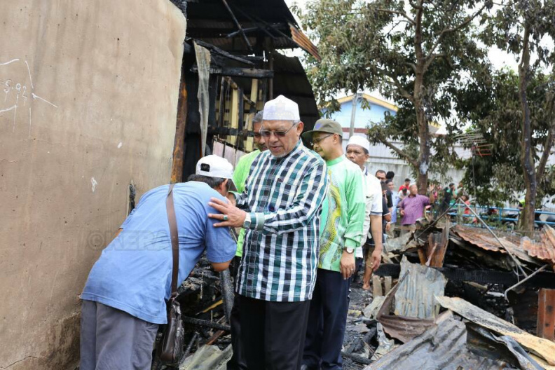 YAB Ustaz Dato' Bentara Kanan Menteri Besar Kelantan turun melawat ke tapak kebakaran yang melibatkan lebih 10 rumah berhampiran Sekolah SMK Kota Bharu, Jalan ke Wakaf Mek Zainab Kota Bharu.
YAB. Ustaz Dato' turut menyampaikan sumbangan segera kepada mangsa-mangsa kebakaran bagi meringankan beban yang dihadapi oleh mangsa.
Turut serta YB Hjh Mumtaz Md. Nawi, Pengerusi Jawatankuasa Wanita, Keluarga dan Kebajikan Rakyat, YB Dato' Dr Ramli Mamat, Pengerusi Jawatankuasa Kesejahteraan Rakyat, Kesihatan, Alam Sekitar dan NGO, YB Dato' Takiyuddin Hassan, Ahli Parlimen Kota Bharu, YB Kak Ani, Adun Tanjung Mas, Dato' YDP MPKB dan Ketua Jajahan Kota Bharu. 3.jpg
