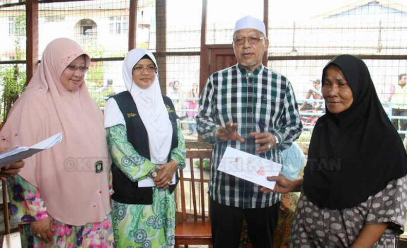 YAB Ustaz Dato' Bentara Kanan Menteri Besar Kelantan turun melawat ke tapak kebakaran yang melibatkan lebih 10 rumah berhampiran Sekolah SMK Kota Bharu, Jalan ke Wakaf Mek Zainab Kota Bharu.
YAB. Ustaz Dato' turut menyampaikan sumbangan segera kepada mangsa-mangsa kebakaran bagi meringankan beban yang dihadapi oleh mangsa.
Turut serta YB Hjh Mumtaz Md. Nawi, Pengerusi Jawatankuasa Wanita, Keluarga dan Kebajikan Rakyat, YB Dato' Dr Ramli Mamat, Pengerusi Jawatankuasa Kesejahteraan Rakyat, Kesihatan, Alam Sekitar dan NGO, YB Dato' Takiyuddin Hassan, Ahli Parlimen Kota Bharu, YB Kak Ani, Adun Tanjung Mas, Dato' YDP MPKB dan Ketua Jajahan Kota Bharu. 1.jpg