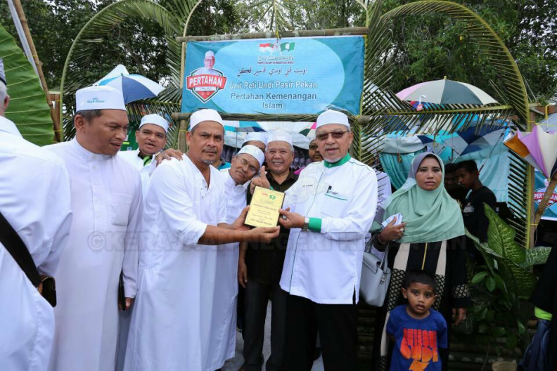 YAB Ustaz Dato' Bentara Kanan Menteri Besar Kelantan yang juga Adun Pasir Pekan hadir memeriahkan suasana Cakna Rakyat Dun Pasir Pekan serta merasmikan majlis berkenaan. Turut bersama Datin Bentara Kanan dan pimpinan peringkat Majlis Tindakan Dun berkenaan. Pelbagai aktiviti yang berlangsung sangat menarik dan menghangatkan suasana Cakna Rakyat tersebut. 5.jpg