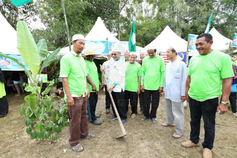 YAB Ustaz Dato' Bentara Kanan Menteri Besar Kelantan yang juga Adun Pasir Pekan hadir memeriahkan suasana Cakna Rakyat Dun Pasir Pekan serta merasmikan majlis berkenaan. Turut bersama Datin Bentara Kanan dan pimpinan peringkat Majlis Tindakan Dun berkenaan. Pelbagai aktiviti yang berlangsung sangat menarik dan menghangatkan suasana Cakna Rakyat tersebut. 8.jpg