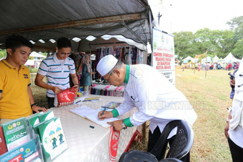 YAB Ustaz Dato' Bentara Kanan Menteri Besar Kelantan yang juga Adun Pasir Pekan hadir memeriahkan suasana Cakna Rakyat Dun Pasir Pekan serta merasmikan majlis berkenaan. Turut bersama Datin Bentara Kanan dan pimpinan peringkat Majlis Tindakan Dun berkenaan. Pelbagai aktiviti yang berlangsung sangat menarik dan menghangatkan suasana Cakna Rakyat tersebut. 6.jpg