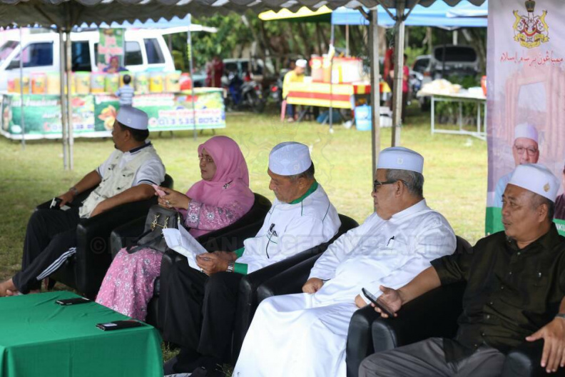 YAB Ustaz Dato' Bentara Kanan Menteri Besar Kelantan yang juga Adun Pasir Pekan hadir memeriahkan suasana Cakna Rakyat Dun Pasir Pekan serta merasmikan majlis berkenaan. Turut bersama Datin Bentara Kanan dan pimpinan peringkat Majlis Tindakan Dun berkenaan. Pelbagai aktiviti yang berlangsung sangat menarik dan menghangatkan suasana Cakna Rakyat tersebut. 13.jpg
