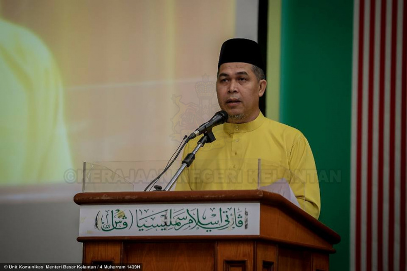 YAB Ustaz Dato’ Bentara Kanan Menteri Besar Kelantan sewaktu menyampaikan ucapan perasmian di Sambutan Hari Yayasan Islam Kelantan (YIK) 2017 di PUTIK menyebut:
“Bermula 2018, insyaallah sebuah Sekolah tahfiz untuk pelajar-pelajar perempuan akan dibuka di Beta Hulu iaitu Maahad Tahfiz Al-Quran Darul Saadah Lilbanat. Selepas itu akan disusuli pula dengan sebuah sekolah tahfiz lagi di Tualang Tinggi, Selising Pasir Puteh.”
Penekanan kerajaan negeri kepada pembinaan manusiawi melalui sistem pendidikan Islam dan Al-Quran yang ampuh sentiasa digiatkan di negeri Serambi Mekah sejak awal mentadbir pada tahun 1990.
Sehingga kini, YIK yang mempunyai 90 buah sekolah sentiasa membuat peningkatan dari tahun ke tahun khususnya dalam aspek akademik. Pada tahun 2016, sekolah-sekolah YIK telah menunjukkan peningkatan yang ketara dengan pencapaian seramai 286 pelajar memperolehi 11A berbanding 131 pelajar sahaja pada tahun 2015 dalam penilaian PT3. Begitu juga peningkatan dalam peperiksaan SMU dan STAM dengan peningkatan peratus kepada 91.24% berbanding 84.73% bagi tahun 2015 ini termasuk yang mendapat mumtaz meningkat sehingga 2,358 orang jika dibandingkan sebelum ini hanya 1,640.
3.jpg