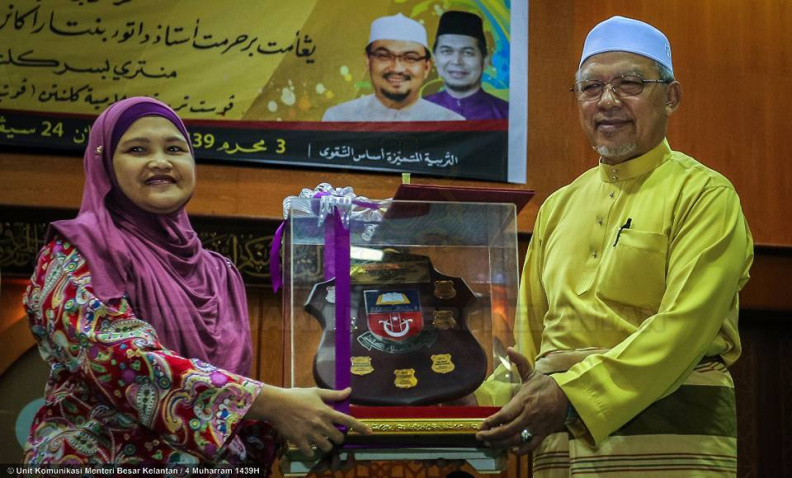 YAB Ustaz Dato’ Bentara Kanan Menteri Besar Kelantan sewaktu menyampaikan ucapan perasmian di Sambutan Hari Yayasan Islam Kelantan (YIK) 2017 di PUTIK menyebut:
“Bermula 2018, insyaallah sebuah Sekolah tahfiz untuk pelajar-pelajar perempuan akan dibuka di Beta Hulu iaitu Maahad Tahfiz Al-Quran Darul Saadah Lilbanat. Selepas itu akan disusuli pula dengan sebuah sekolah tahfiz lagi di Tualang Tinggi, Selising Pasir Puteh.”
Penekanan kerajaan negeri kepada pembinaan manusiawi melalui sistem pendidikan Islam dan Al-Quran yang ampuh sentiasa digiatkan di negeri Serambi Mekah sejak awal mentadbir pada tahun 1990.
Sehingga kini, YIK yang mempunyai 90 buah sekolah sentiasa membuat peningkatan dari tahun ke tahun khususnya dalam aspek akademik. Pada tahun 2016, sekolah-sekolah YIK telah menunjukkan peningkatan yang ketara dengan pencapaian seramai 286 pelajar memperolehi 11A berbanding 131 pelajar sahaja pada tahun 2015 dalam penilaian PT3. Begitu juga peningkatan dalam peperiksaan SMU dan STAM dengan peningkatan peratus kepada 91.24% berbanding 84.73% bagi tahun 2015 ini termasuk yang mendapat mumtaz meningkat sehingga 2,358 orang jika dibandingkan sebelum ini hanya 1,640.
15.jpg