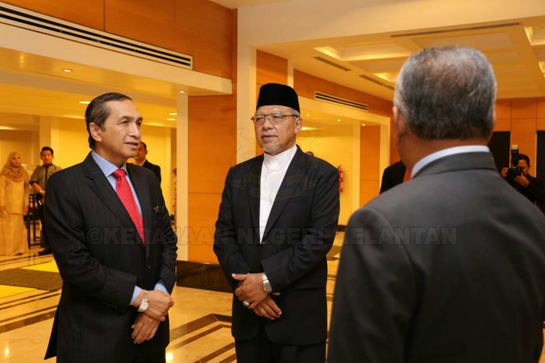 YAB Ustaz Dato' Bentara Kanan Menteri Besar Kelantan mengiringi YMM Pemangku Raja Kelantan, Dr. Tengku Muhammad Fa-iz Petra ibni Sultan Ismail Petra di Majlis Makan Malam Sempena Istiadat Pemasyhuran YMM Tuanku Pemangku Raja Kelantan sebagai Canselor Universiti Malaysia Kelantan di Dewan Kijang, Hotel Perdana. 1.jpg