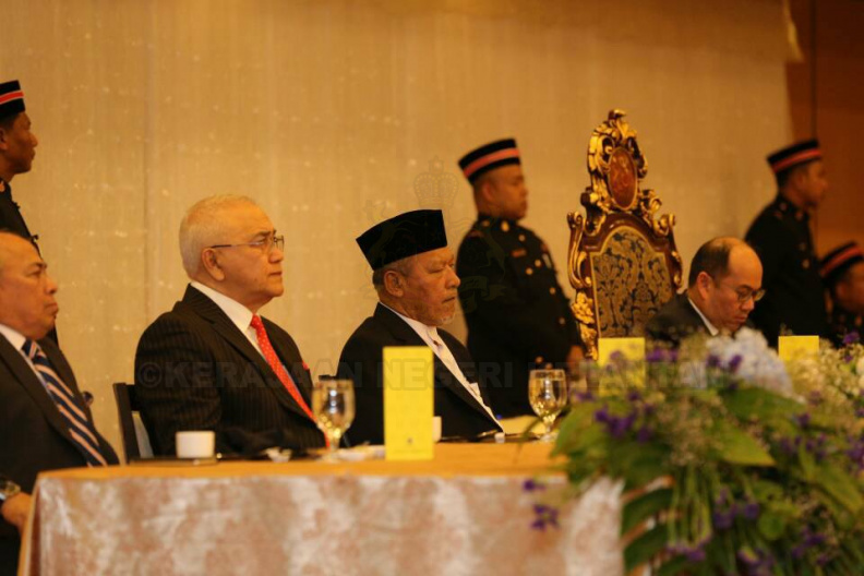 YAB Ustaz Dato' Bentara Kanan Menteri Besar Kelantan mengiringi YMM Pemangku Raja Kelantan, Dr. Tengku Muhammad Fa-iz Petra ibni Sultan Ismail Petra di Majlis Makan Malam Sempena Istiadat Pemasyhuran YMM Tuanku Pemangku Raja Kelantan sebagai Canselor Universiti Malaysia Kelantan di Dewan Kijang, Hotel Perdana. 9.jpg
