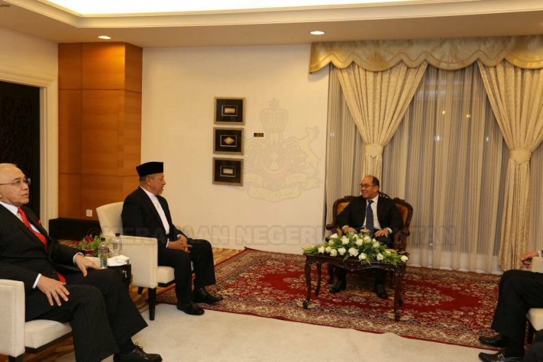 YAB Ustaz Dato' Bentara Kanan Menteri Besar Kelantan mengiringi YMM Pemangku Raja Kelantan, Dr. Tengku Muhammad Fa-iz Petra ibni Sultan Ismail Petra di Majlis Makan Malam Sempena Istiadat Pemasyhuran YMM Tuanku Pemangku Raja Kelantan sebagai Canselor Universiti Malaysia Kelantan di Dewan Kijang, Hotel Perdana. 5.jpg