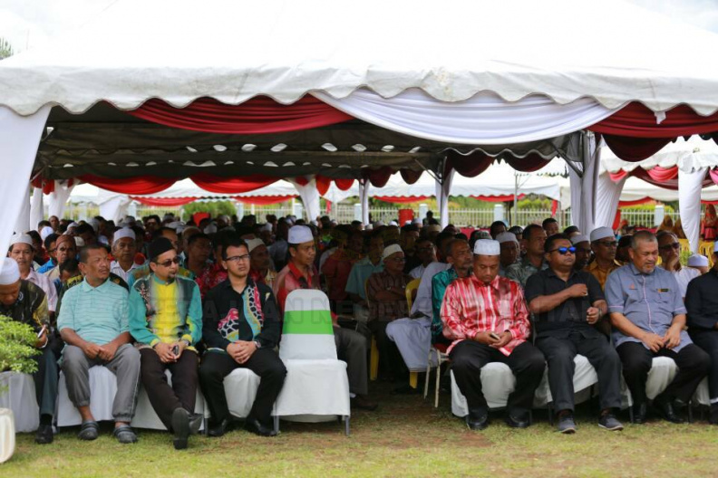 Sekitar ziarah YAB Ustaz Dato' Bentara Kanan Menteri Besar Kelantan di Hospital Jeli dan lawatan beliau ke rumah rakyat yang keuzuran sempena Pemukiman Menteri Besar Kelantan di Jajahan Jeli. Beliau turut menyampaikan amanat dan menyempurnakan penyerahan geran milik kepada beberapa penerima di majlis berkenaan. Turut bersama Dato' Speaker Dun Kelantan, Ahli-Ahli Majlis Mesyuarat Kerajaan Negeri, Ketua Jajahan dan pimpinan setempat. 4.jpg
