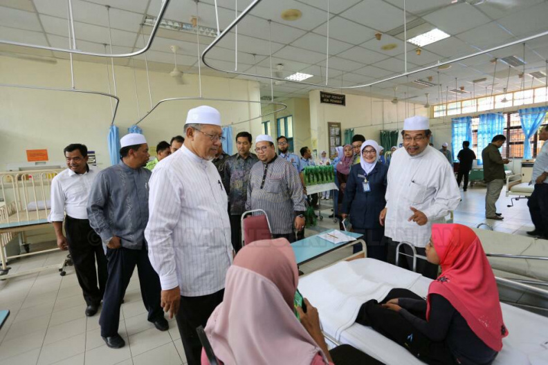 Sekitar ziarah YAB Ustaz Dato' Bentara Kanan Menteri Besar Kelantan di Hospital Jeli dan lawatan beliau ke rumah rakyat yang keuzuran sempena Pemukiman Menteri Besar Kelantan di Jajahan Jeli. Beliau turut menyampaikan amanat dan menyempurnakan penyerahan geran milik kepada beberapa penerima di majlis berkenaan. Turut bersama Dato' Speaker Dun Kelantan, Ahli-Ahli Majlis Mesyuarat Kerajaan Negeri, Ketua Jajahan dan pimpinan setempat. 12.jpg
