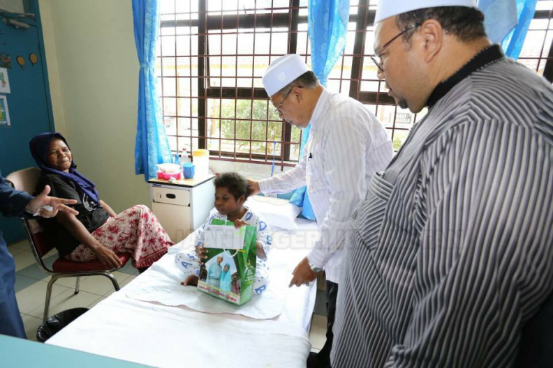 Sekitar ziarah YAB Ustaz Dato' Bentara Kanan Menteri Besar Kelantan di Hospital Jeli dan lawatan beliau ke rumah rakyat yang keuzuran sempena Pemukiman Menteri Besar Kelantan di Jajahan Jeli. Beliau turut menyampaikan amanat dan menyempurnakan penyerahan geran milik kepada beberapa penerima di majlis berkenaan. Turut bersama Dato' Speaker Dun Kelantan, Ahli-Ahli Majlis Mesyuarat Kerajaan Negeri, Ketua Jajahan dan pimpinan setempat. 10.jpg