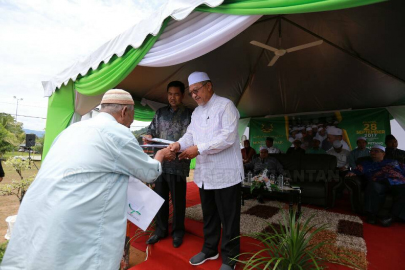 Sekitar ziarah YAB Ustaz Dato' Bentara Kanan Menteri Besar Kelantan di Hospital Jeli dan lawatan beliau ke rumah rakyat yang keuzuran sempena Pemukiman Menteri Besar Kelantan di Jajahan Jeli. Beliau turut menyampaikan amanat dan menyempurnakan penyerahan geran milik kepada beberapa penerima di majlis berkenaan. Turut bersama Dato' Speaker Dun Kelantan, Ahli-Ahli Majlis Mesyuarat Kerajaan Negeri, Ketua Jajahan dan pimpinan setempat. 20.jpg