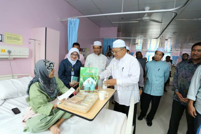 Sekitar ziarah YAB Ustaz Dato' Bentara Kanan Menteri Besar Kelantan di Hospital Jeli dan lawatan beliau ke rumah rakyat yang keuzuran sempena Pemukiman Menteri Besar Kelantan di Jajahan Jeli. Beliau turut menyampaikan amanat dan menyempurnakan penyerahan geran milik kepada beberapa penerima di majlis berkenaan. Turut bersama Dato' Speaker Dun Kelantan, Ahli-Ahli Majlis Mesyuarat Kerajaan Negeri, Ketua Jajahan dan pimpinan setempat. 14.jpg