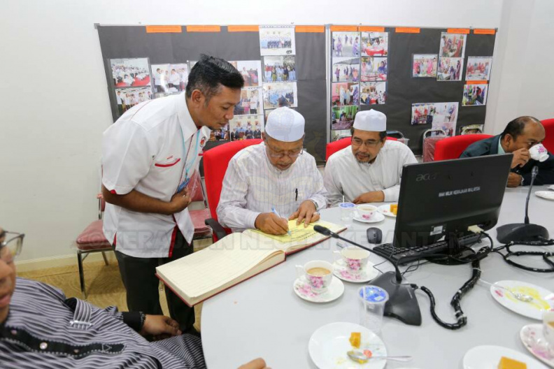Sekitar ziarah YAB Ustaz Dato' Bentara Kanan Menteri Besar Kelantan di Hospital Jeli dan lawatan beliau ke rumah rakyat yang keuzuran sempena Pemukiman Menteri Besar Kelantan di Jajahan Jeli. Beliau turut menyampaikan amanat dan menyempurnakan penyerahan geran milik kepada beberapa penerima di majlis berkenaan. Turut bersama Dato' Speaker Dun Kelantan, Ahli-Ahli Majlis Mesyuarat Kerajaan Negeri, Ketua Jajahan dan pimpinan setempat. 17.jpg