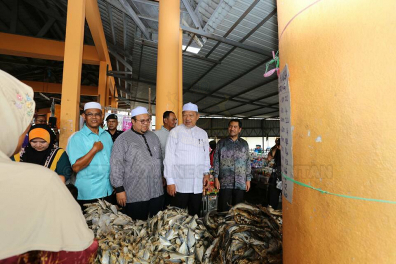 Sekitar ziarah YAB Ustaz Dato' Bentara Kanan Menteri Besar Kelantan di Hospital Jeli dan lawatan beliau ke rumah rakyat yang keuzuran sempena Pemukiman Menteri Besar Kelantan di Jajahan Jeli. Beliau turut menyampaikan amanat dan menyempurnakan penyerahan geran milik kepada beberapa penerima di majlis berkenaan. Turut bersama Dato' Speaker Dun Kelantan, Ahli-Ahli Majlis Mesyuarat Kerajaan Negeri, Ketua Jajahan dan pimpinan setempat. 22.jpg