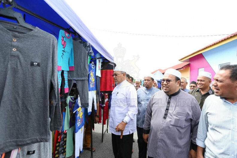 Sekitar ziarah YAB Ustaz Dato' Bentara Kanan Menteri Besar Kelantan di Hospital Jeli dan lawatan beliau ke rumah rakyat yang keuzuran sempena Pemukiman Menteri Besar Kelantan di Jajahan Jeli. Beliau turut menyampaikan amanat dan menyempurnakan penyerahan geran milik kepada beberapa penerima di majlis berkenaan. Turut bersama Dato' Speaker Dun Kelantan, Ahli-Ahli Majlis Mesyuarat Kerajaan Negeri, Ketua Jajahan dan pimpinan setempat. 25.jpg