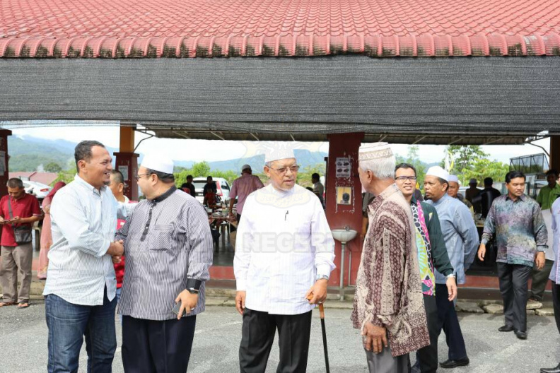 Sekitar ziarah YAB Ustaz Dato' Bentara Kanan Menteri Besar Kelantan di Hospital Jeli dan lawatan beliau ke rumah rakyat yang keuzuran sempena Pemukiman Menteri Besar Kelantan di Jajahan Jeli. Beliau turut menyampaikan amanat dan menyempurnakan penyerahan geran milik kepada beberapa penerima di majlis berkenaan. Turut bersama Dato' Speaker Dun Kelantan, Ahli-Ahli Majlis Mesyuarat Kerajaan Negeri, Ketua Jajahan dan pimpinan setempat. 27.jpg