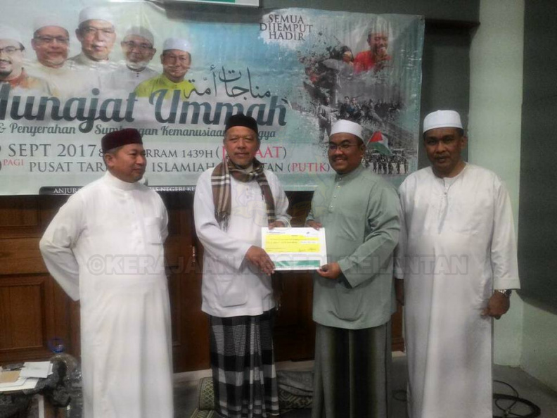 YAB Ustaz Dato' Bentara Kanan Menteri Besar Kelantan ketika hadir ke Munajat Ummah dan Solidariti Umat Islam Rohingya di PUTIK seawal jam 4.30 pagi. Beliau juga menyampaikan ucapan serta amanat selepas solat subuh dan turut menerima serahan sumbangan untuk Rohingya.
Kutipan Sumbangan Rohingya yang melibatkan penyerahan sumbangan terkumpul oleh Badan Perhubungan PAS Kelantan (RM 30 Ribu), Alimat Kelantan (RM 10 Ribu), Majlis Pengetua SMU(A) Bantuan Kerajaan Kelantan (RM 7 Ribu) serta dari seluruh 14 PAS Kawasan Kelantan disamping sumbangan peribadi beberapa individu dengan jumlah keseluruhan melebihi RM 100 ribu berjaya dikumpulkan.
Kutipan tersebut secara rasminya diserahkan kepada Pengarah PAS Relief, Tuan Hj Muhammad Sanusi Md Nor yang turut hadir dan menyampaikan ucapan sejurus solat subuh. 1.jpg