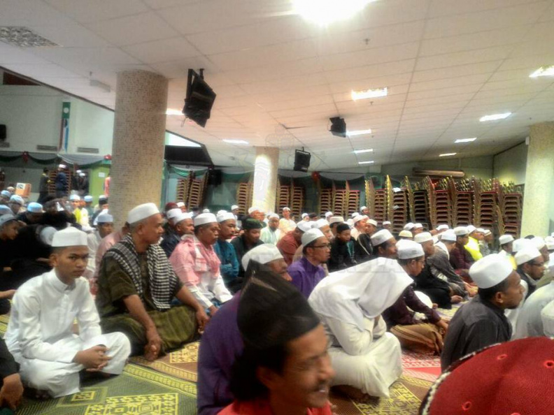 YAB Ustaz Dato' Bentara Kanan Menteri Besar Kelantan ketika hadir ke Munajat Ummah dan Solidariti Umat Islam Rohingya di PUTIK seawal jam 4.30 pagi. Beliau juga menyampaikan ucapan serta amanat selepas solat subuh dan turut menerima serahan sumbangan untuk Rohingya.
Kutipan Sumbangan Rohingya yang melibatkan penyerahan sumbangan terkumpul oleh Badan Perhubungan PAS Kelantan (RM 30 Ribu), Alimat Kelantan (RM 10 Ribu), Majlis Pengetua SMU(A) Bantuan Kerajaan Kelantan (RM 7 Ribu) serta dari seluruh 14 PAS Kawasan Kelantan disamping sumbangan peribadi beberapa individu dengan jumlah keseluruhan melebihi RM 100 ribu berjaya dikumpulkan.
Kutipan tersebut secara rasminya diserahkan kepada Pengarah PAS Relief, Tuan Hj Muhammad Sanusi Md Nor yang turut hadir dan menyampaikan ucapan sejurus solat subuh. 3.jpg