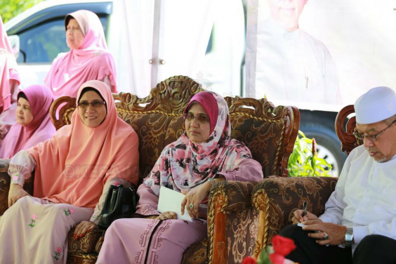 YAB Ustaz Dato' Bentara Kanan Menteri Besar Kelantan yang juga Adun Pasir Pekan ketika bersama-sama rakyat di Dun Pasir Pekan dalam Hari Mahabbah Kebajikan Peringkat Dun. Turut bersama Datin Bentara Kanan isteri Menteri Besar Kelantan, Setiausaha Politik MB Kelantan, Ketua Whip Jajahan Tumpat dan pimpinan setempat. 5.jpg