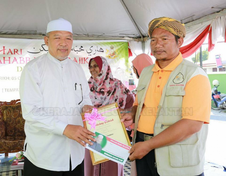 YAB Ustaz Dato' Bentara Kanan Menteri Besar Kelantan yang juga Adun Pasir Pekan ketika bersama-sama rakyat di Dun Pasir Pekan dalam Hari Mahabbah Kebajikan Peringkat Dun. Turut bersama Datin Bentara Kanan isteri Menteri Besar Kelantan, Setiausaha Politik MB Kelantan, Ketua Whip Jajahan Tumpat dan pimpinan setempat. 7.jpg
