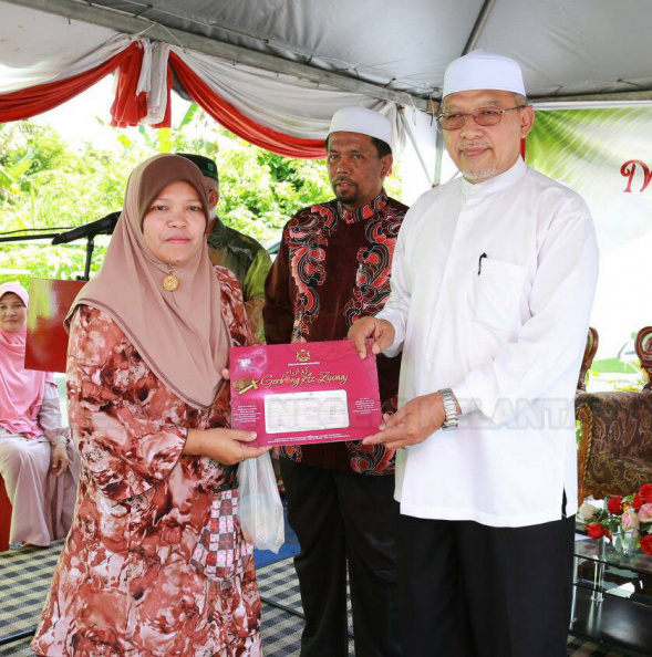 YAB Ustaz Dato' Bentara Kanan Menteri Besar Kelantan yang juga Adun Pasir Pekan ketika bersama-sama rakyat di Dun Pasir Pekan dalam Hari Mahabbah Kebajikan Peringkat Dun. Turut bersama Datin Bentara Kanan isteri Menteri Besar Kelantan, Setiausaha Politik MB Kelantan, Ketua Whip Jajahan Tumpat dan pimpinan setempat. 3.jpg