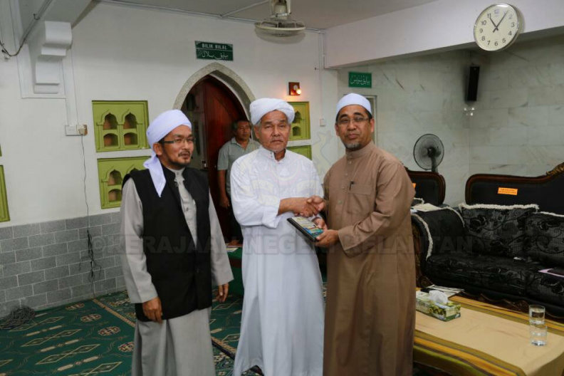 YAB Ustaz Dato' Bentara Kanan Menteri Besar Kelantan hadir merasmikan Ijtima' Pondok Se-Malaysia dan Sambutan 63 Tahun Pondok Pasir Tumboh bersempenakan Sambutan 27 Tahun Membangun Bersama Islam di Pondok Pasir Tumboh. Turut berucap Tuan Guru Hj Awang Yusof, Pengerusi Jabhah Pondok Kelantan dan Ustaz Hj Abdul Halim Ab Ghani, Pengerusi Jemaah Tadbir Pondok Pasir Tumboh. Turut bersama Tuan Guru Dato' Hj Wan Mohamed Wan Osman, Mudir Pondok Pasir Tumboh dan Ustaz Hj Mokhtar Senik, Pengerusi Alumni Pondok Pasir Tumboh.
Dalam ucapan Tuan Guru Hj Awang Yusuf, beliau menyeru para ulama' pondok agar bersama kerajaan negeri dengan turut menekuni isu-isu berkaitan kerajaan negeri serta bersama mempertahankan kerajaan negeri. Ustaz Dato' Bentara Kanan dalam ucapan perasmiannya menekankan agar para ulama' pondok selain berperanan menyebarluaskan ilmu melalui kitab turath, mereka turut juga membendung pelbagai aliran pemikiran yang ekstrimis khasnya yang disebarkan melalui media baru.
Ijtima' Pondok Se-Malaysia kali Ke-2 berkenaan diteruskan sehingga ke malam hari dengan ceramah perdana yang disampaikan oleh Dato' Tuan Ibrahim Tuan Man dan YB Dato' Hj Nasaruddin Daud. 6.jpg