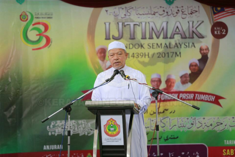 YAB Ustaz Dato' Bentara Kanan Menteri Besar Kelantan hadir merasmikan Ijtima' Pondok Se-Malaysia dan Sambutan 63 Tahun Pondok Pasir Tumboh bersempenakan Sambutan 27 Tahun Membangun Bersama Islam di Pondok Pasir Tumboh. Turut berucap Tuan Guru Hj Awang Yusof, Pengerusi Jabhah Pondok Kelantan dan Ustaz Hj Abdul Halim Ab Ghani, Pengerusi Jemaah Tadbir Pondok Pasir Tumboh. Turut bersama Tuan Guru Dato' Hj Wan Mohamed Wan Osman, Mudir Pondok Pasir Tumboh dan Ustaz Hj Mokhtar Senik, Pengerusi Alumni Pondok Pasir Tumboh.
Dalam ucapan Tuan Guru Hj Awang Yusuf, beliau menyeru para ulama' pondok agar bersama kerajaan negeri dengan turut menekuni isu-isu berkaitan kerajaan negeri serta bersama mempertahankan kerajaan negeri. Ustaz Dato' Bentara Kanan dalam ucapan perasmiannya menekankan agar para ulama' pondok selain berperanan menyebarluaskan ilmu melalui kitab turath, mereka turut juga membendung pelbagai aliran pemikiran yang ekstrimis khasnya yang disebarkan melalui media baru.
Ijtima' Pondok Se-Malaysia kali Ke-2 berkenaan diteruskan sehingga ke malam hari dengan ceramah perdana yang disampaikan oleh Dato' Tuan Ibrahim Tuan Man dan YB Dato' Hj Nasaruddin Daud. 1.jpg