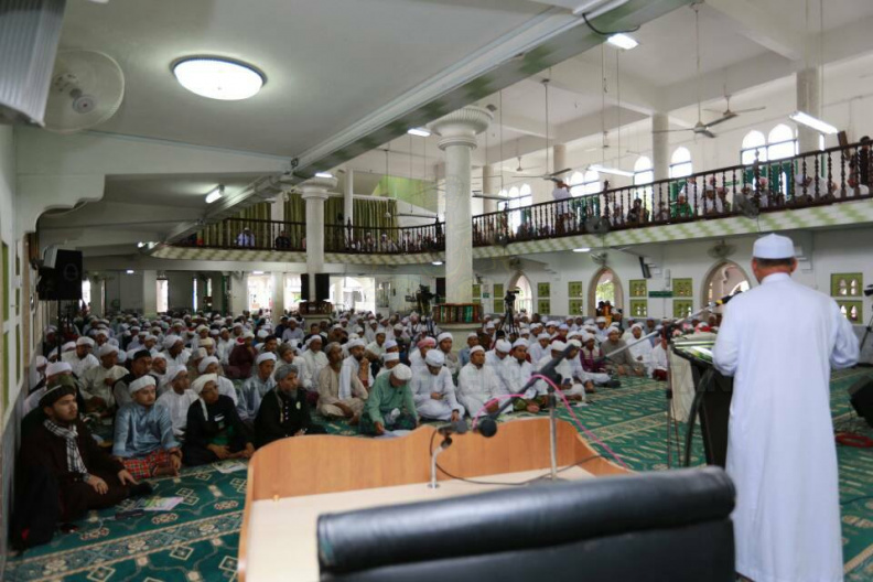 YAB Ustaz Dato' Bentara Kanan Menteri Besar Kelantan hadir merasmikan Ijtima' Pondok Se-Malaysia dan Sambutan 63 Tahun Pondok Pasir Tumboh bersempenakan Sambutan 27 Tahun Membangun Bersama Islam di Pondok Pasir Tumboh. Turut berucap Tuan Guru Hj Awang Yusof, Pengerusi Jabhah Pondok Kelantan dan Ustaz Hj Abdul Halim Ab Ghani, Pengerusi Jemaah Tadbir Pondok Pasir Tumboh. Turut bersama Tuan Guru Dato' Hj Wan Mohamed Wan Osman, Mudir Pondok Pasir Tumboh dan Ustaz Hj Mokhtar Senik, Pengerusi Alumni Pondok Pasir Tumboh.
Dalam ucapan Tuan Guru Hj Awang Yusuf, beliau menyeru para ulama' pondok agar bersama kerajaan negeri dengan turut menekuni isu-isu berkaitan kerajaan negeri serta bersama mempertahankan kerajaan negeri. Ustaz Dato' Bentara Kanan dalam ucapan perasmiannya menekankan agar para ulama' pondok selain berperanan menyebarluaskan ilmu melalui kitab turath, mereka turut juga membendung pelbagai aliran pemikiran yang ekstrimis khasnya yang disebarkan melalui media baru.
Ijtima' Pondok Se-Malaysia kali Ke-2 berkenaan diteruskan sehingga ke malam hari dengan ceramah perdana yang disampaikan oleh Dato' Tuan Ibrahim Tuan Man dan YB Dato' Hj Nasaruddin Daud. 7.jpg