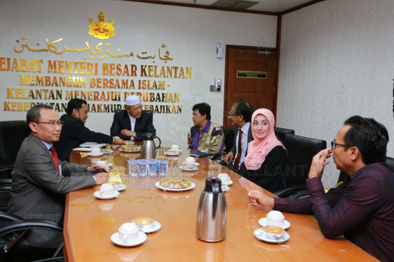 YAB Ustaz Dato' Bentara kanan Menteri Besar Kelantan menerima kunjungan hormat Presiden baharu Persatuan Bola Sepak Kelantan (KAFA), Bibi Ramjani Ilias Khan di Pejabat Menteri Besar. Bibi Ramjani telah diumum sebagai Presiden KAFA bagi penggal 2017-2021 semasa Kongres Tahunan KAFA ke-63 lalu. Turut mengiringi beliau, Timbalan dan Setiausaha Agung KAFA.
Hadir bersama EXCO Kerajaan Negeri; Dato' Hj Abdul Fattah Mahmood dan Dato' Hj Che Abdullah Mat Nawi beserta En. Azi Rahimee Mohamed, Setiausaha Perbadanan Stadium Kelantan. 2.jpg