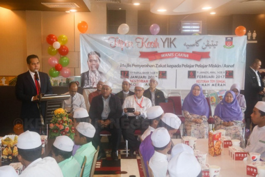 Penyerahan Zakat Kepada Pelajar Pelajar Miskin/Asnaf di Majlis Titipan Kasih YIK WANIS CAKNA 