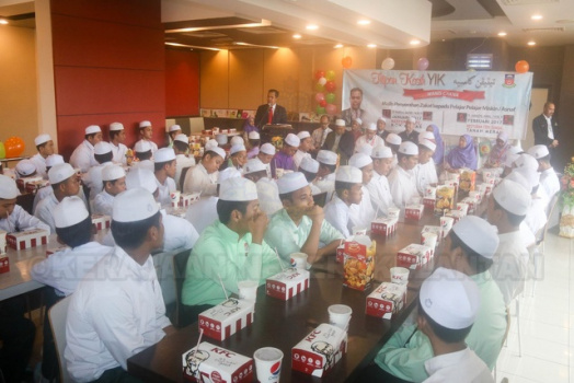 Penyerahan Zakat Kepada Pelajar Pelajar Miskin/Asnaf di Majlis Titipan Kasih YIK WANIS CAKNA 