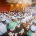 Penyerahan Zakat Kepada Pelajar Pelajar Miskin/Asnaf di Majlis Titipan Kasih YIK WANIS CAKNA 