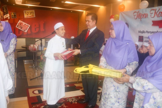 Penyerahan Zakat Kepada Pelajar Pelajar Miskin/Asnaf di Majlis Titipan Kasih YIK WANIS CAKNA 