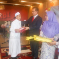 Penyerahan Zakat Kepada Pelajar Pelajar Miskin/Asnaf di Majlis Titipan Kasih YIK WANIS CAKNA 
