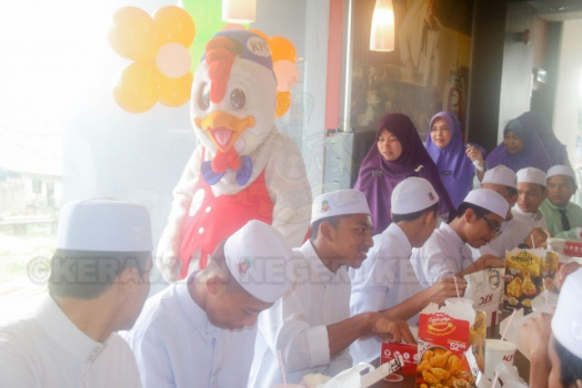 Penyerahan Zakat Kepada Pelajar Pelajar Miskin/Asnaf di Majlis Titipan Kasih YIK WANIS CAKNA 