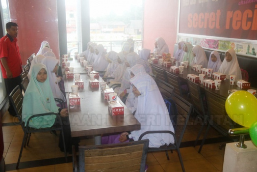Penyerahan Zakat Kepada Pelajar Pelajar Miskin/Asnaf di Majlis Titipan Kasih YIK WANIS CAKNA 