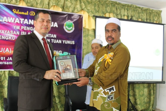 “Terus kekalkan keputusan yang cemerlang didalam peperiksaan dan terapkan disiplin yang tinggi dan tingkah laku yang baik semasa di sekolah” demikian dinyatakan oleh YM Pengarah Yayasan Islam Kelantan dalam sesi pertemuan dengan pentadbir dan guru-guru SMU(A) Meheliah Geting, Tumpat pada 28 Februari 2017.
Lawatan kerja ini merupakan lawatan kerja pertama YM Pengarah pada tahun ini yang juga turut disertai oleh Timbalan-timbalan pengarah dan diurusetiakan oleh Bahagian Kenaziran Yayasan Islam Kelantan. Dalam program yang sama, YM Pengarah turut bersetuju untuk mengangkat kertas cadangan untuk menambahbaik pendawaian elektrik dan keceriaan di sekolah berkenaan.
YM Pengarah turut merakamkan ucapan tahniah diatas peningkatan keputusan peperiksaan yang telah dicapai oleh sekolah ini hasil kerjasama semua pihak dan komitmen yang tinggi yang telah ditunjukkan oleh guru-guru. YM Pengarah kemudian beramah-mesra dengan guru-guru didalam sesi dialog antara sekolah dan pihak YIK dan sesi bergambar yang diadakan sejurus selepas ucapan dari YM Pengarah.
Pihak Yayasan Islam Kelantan merakamkan jutaan terima kasih kepada pihak sekolah di atas persediaan dan sambutan yang diberikan oleh SMU(A) Meheliah Geting dan semoga terus maju jaya di masa akan datang.
IMG_2475.JPG