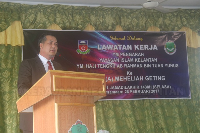 “Terus kekalkan keputusan yang cemerlang didalam peperiksaan dan terapkan disiplin yang tinggi dan tingkah laku yang baik semasa di sekolah” demikian dinyatakan oleh YM Pengarah Yayasan Islam Kelantan dalam sesi pertemuan dengan pentadbir dan guru-guru SMU(A) Meheliah Geting, Tumpat pada 28 Februari 2017.
Lawatan kerja ini merupakan lawatan kerja pertama YM Pengarah pada tahun ini yang juga turut disertai oleh Timbalan-timbalan pengarah dan diurusetiakan oleh Bahagian Kenaziran Yayasan Islam Kelantan. Dalam program yang sama, YM Pengarah turut bersetuju untuk mengangkat kertas cadangan untuk menambahbaik pendawaian elektrik dan keceriaan di sekolah berkenaan.
YM Pengarah turut merakamkan ucapan tahniah diatas peningkatan keputusan peperiksaan yang telah dicapai oleh sekolah ini hasil kerjasama semua pihak dan komitmen yang tinggi yang telah ditunjukkan oleh guru-guru. YM Pengarah kemudian beramah-mesra dengan guru-guru didalam sesi dialog antara sekolah dan pihak YIK dan sesi bergambar yang diadakan sejurus selepas ucapan dari YM Pengarah.
Pihak Yayasan Islam Kelantan merakamkan jutaan terima kasih kepada pihak sekolah di atas persediaan dan sambutan yang diberikan oleh SMU(A) Meheliah Geting dan semoga terus maju jaya di masa akan datang.
IMG_6833.JPG