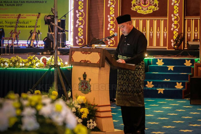 YAB Ustaz Dato' Bentara Kanan Menteri Besar Kelantan ketika mengiringi YMM Pemangku Raja Kelantan serta menyampaikan ucapan di Majlis Santapan Malam Sempena Sambutan Ulang Tahun Keputeraan Sultan Muhammad V Ke-48 di Dewan Jamuan Utama Kompleks Kota Darulnaim. Turut mengiringi YBM Tan Sri Tengku Temenggong dan Kepimpinan utama kerajaan negeri. 1.jpg